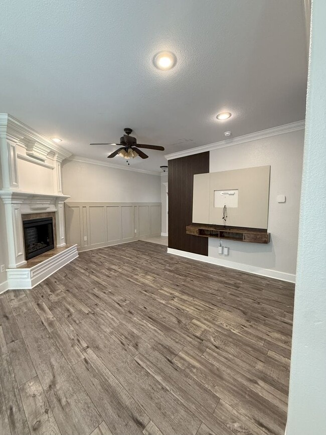 Building Photo - 3 Bedroom 2 Bathroom home. Available NOW!