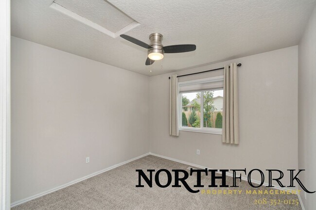 Building Photo - Beautifully Landscaped Cul De Sac Caldwell Home