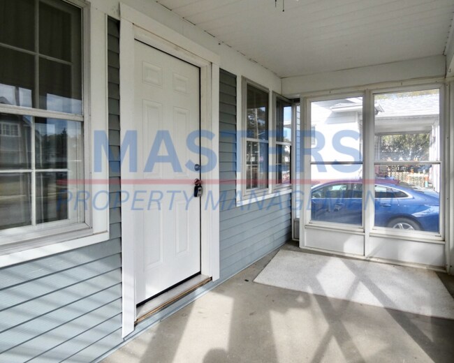 Building Photo - Spacious 3 bed 2 bath House