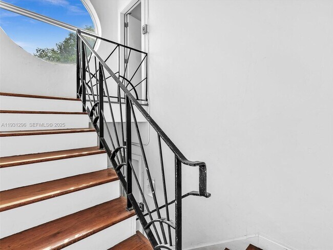 Building Photo - 1009 Meridian Ave