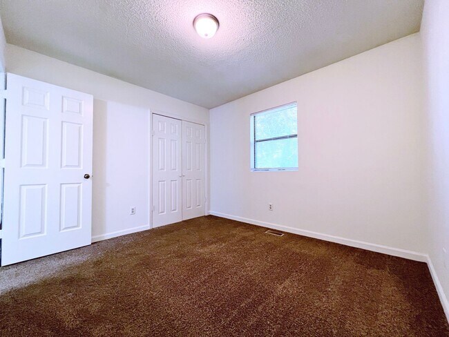 Building Photo - Three-Bedroom, Two Bathroom at Hill Street Duplex