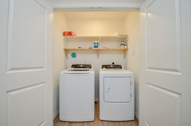 Building Photo - 305 Riverwood Village Ln