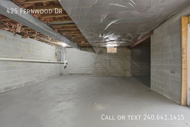 Building Photo - 425 Fernwood Dr