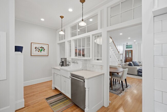 Building Photo - Capitol Hill Victorian Home | 3 Bed | 2.5 Bath | 2,700 Sf | Patio & Screened-In Porch | 2 Surface...