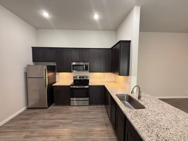 Building Photo - 3bd 2ba Prime Location