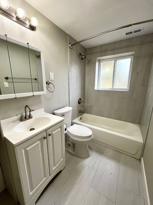 Building Photo - 2123 Fernwood Dr