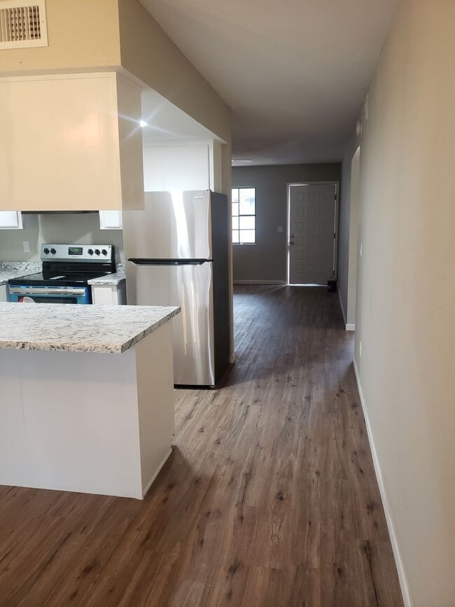 Building Photo - Renovated 2 bed / 1 bath with washer/dryer...