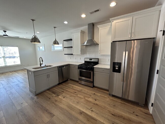 Building Photo - 2BD 2BA 3 STORY TOWNHOME FOR RENT
