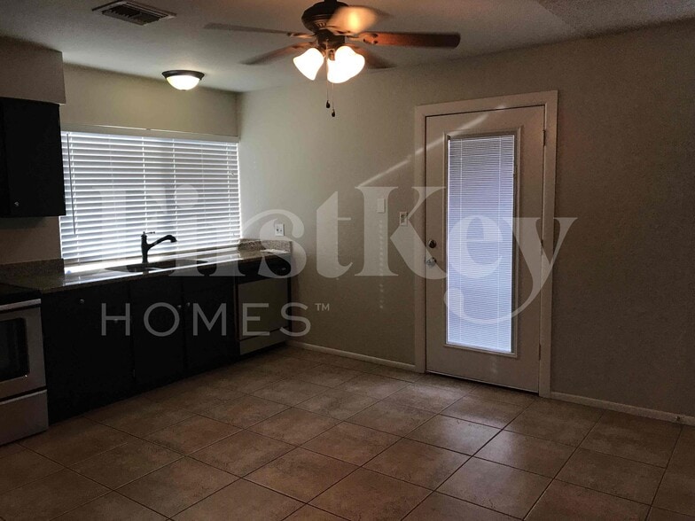 Building Photo - 5520 W Golden Ln