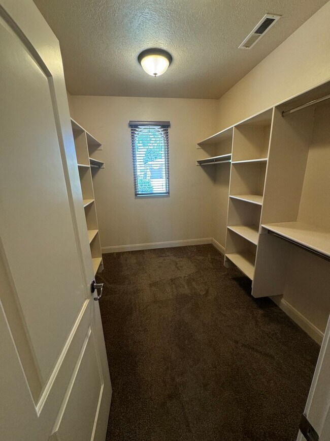 Building Photo - Great Home in LITTLE VALLEY!!!  Large yard!