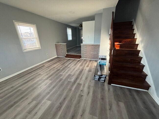 Building Photo - 3 bedroom 2 bathrooms