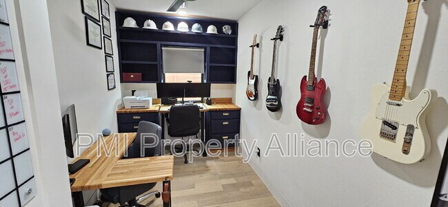 Building Photo - 2319 Drake Dr