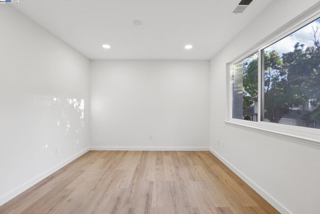 Building Photo - 2039 Alexander Ct