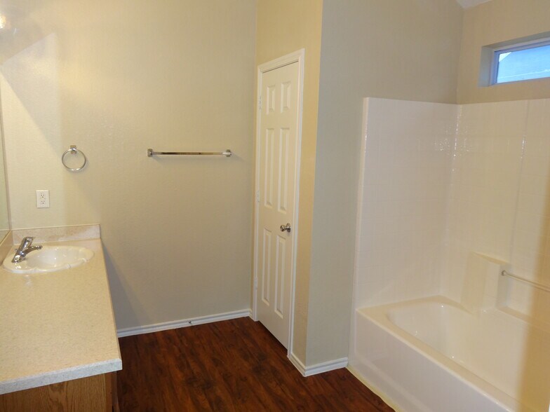 Building Photo - 313 Woodridge Dr