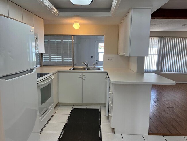 Building Photo - 4216 Hillsdale Dr