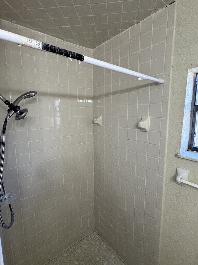 Building Photo - "Spacious 4-Bedroom Oasis with 2 Baths in Tampa – Your Perfect Family Retreat!"