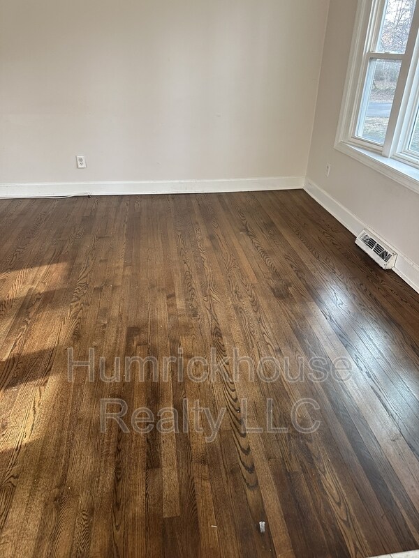 Building Photo - 1601 Grovewood Dr