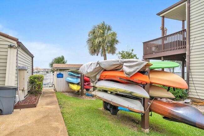 Building Photo - 308 Miracle Strip Pkwy SW