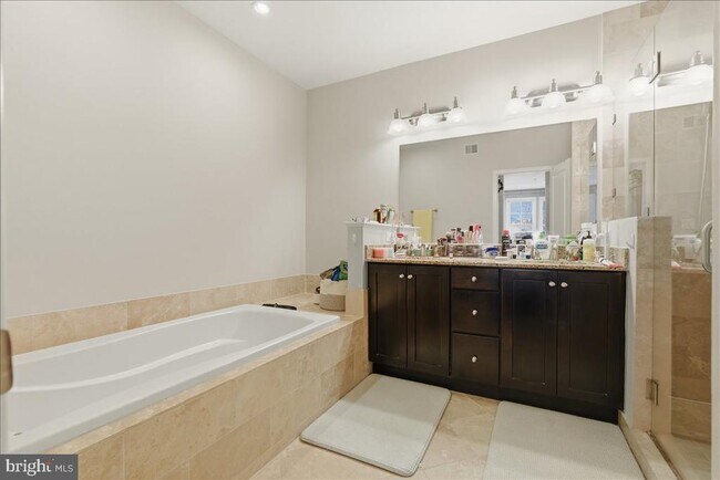 Building Photo - 1418 N Rhodes St