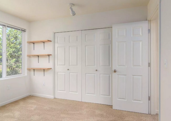 Building Photo - Gorgeous Murrayhill Town Home in a communi...