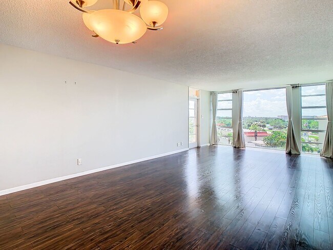 Building Photo - 7400 Sun Island Dr S