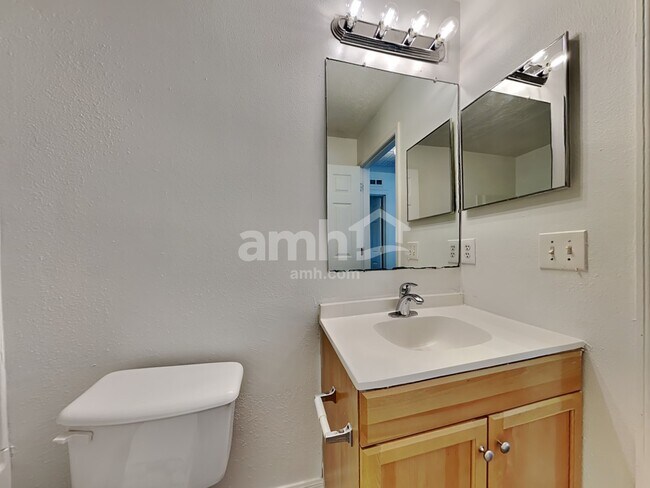 Building Photo - 6686 Gentle Oaks Dr E