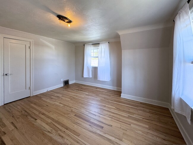 Building Photo - 540 Van Buren St