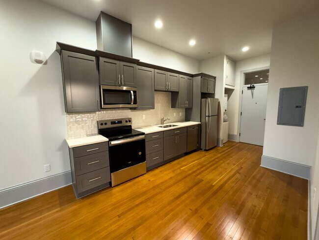 Building Photo - WINTER SPECIAL - NEWLY RENOVATED DOWNTOWN SALEM ONE BEDROOM