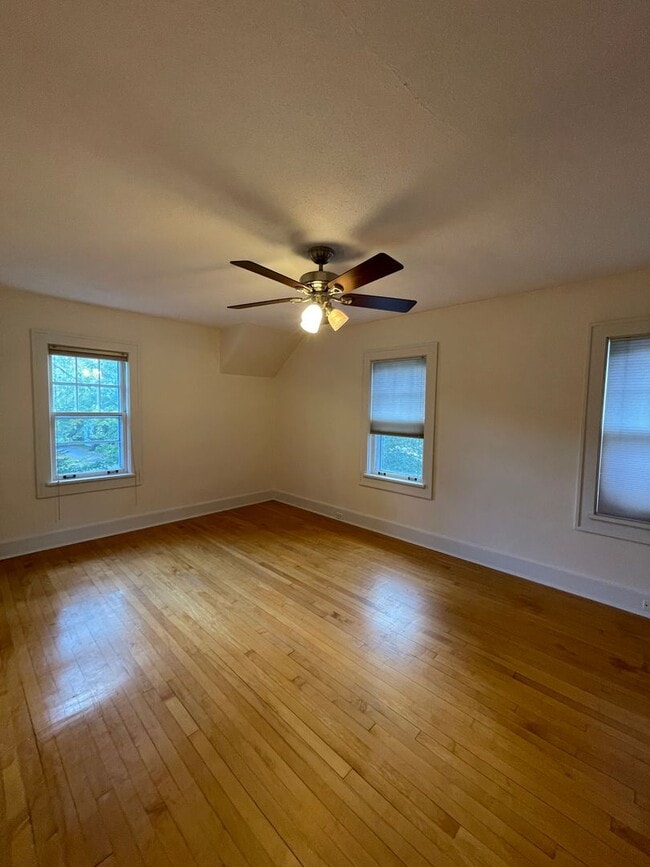 Building Photo - AVAILABLE JUNE - Beautiful 2 Bed 1 Bath Woodland Home