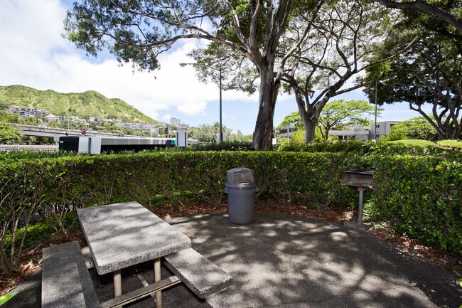 Building Photo - 1511 Nuuanu Ave