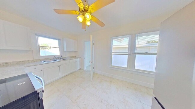 Building Photo - 1BR/1BA + Bonus Room Near Downtown St. Pete | 768 Sq Ft