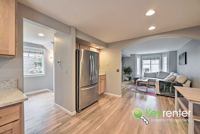 Building Photo - Beautifully Renovated 3 Bed Townhome in Prime North Seattle Location