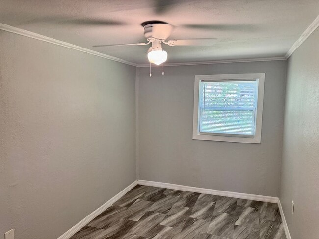 Building Photo - Large, 4 bedroom/1 bath home Located in be...
