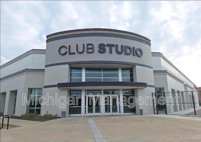 Building Photo - 2735 E Maple Rd