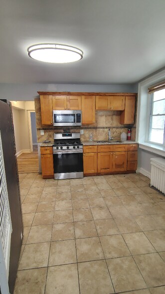 Building Photo - 523 W Nedro Ave