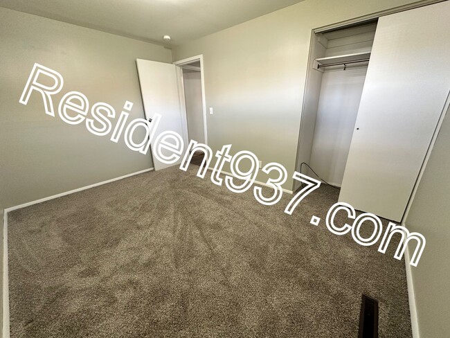 Building Photo - 3 bed 2 bath Home