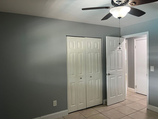 Building Photo - 375 Carrousel Ct