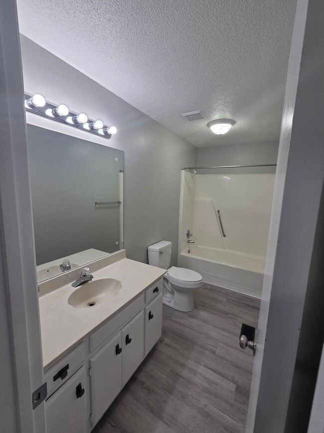 Building Photo - Beautifully Updated 2-Bedroom Townhome with Washer/Dryer Hookups!