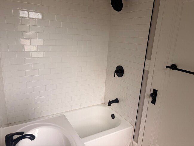 Building Photo - Newly Updated 2-Bedroom, 1 bath | Modern Finishes | $1,250/Month