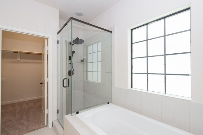 Building Photo - 1404 W 26th St
