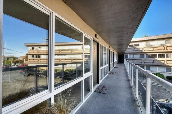 Building Photo - Location, Location, Location! - Modern one bedroom near Alki Point Lighthouse