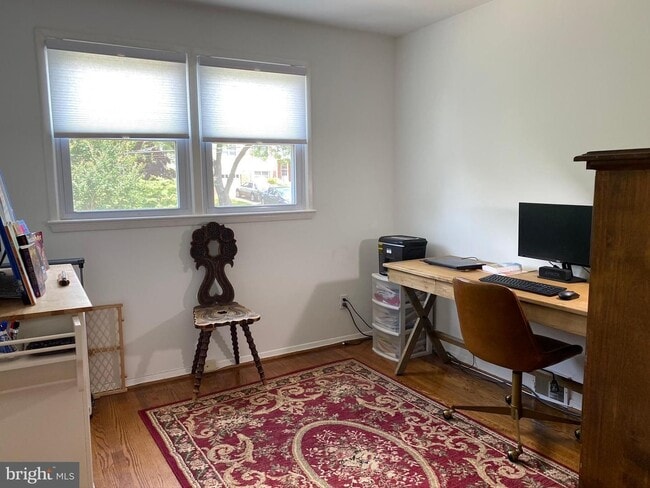 Building Photo - Show stopper