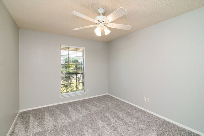 Building Photo - Charming 3 Bedroom Home
