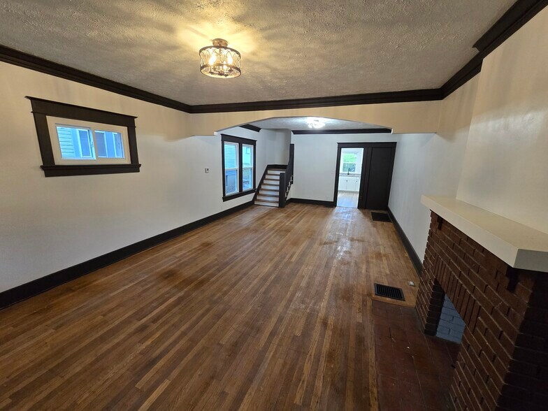 Building Photo - 21 W Beechwood Ave