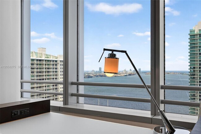 Building Photo - 1395 Brickell Ave