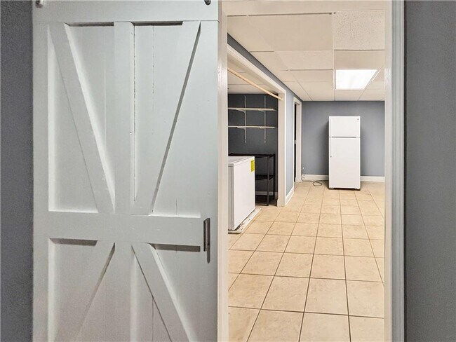 Building Photo - 2395 Powers Ferry Dr SE