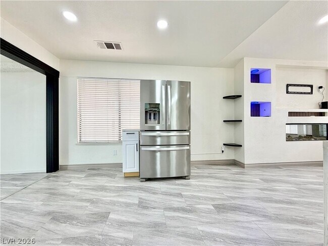 Building Photo - 6251 Desert Sun Dr