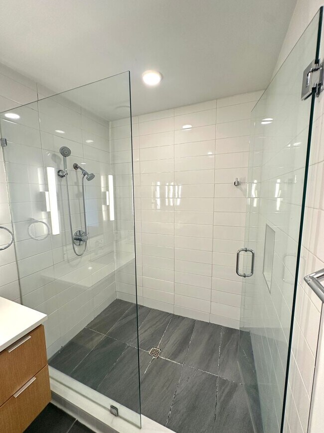 Building Photo - Stunning One bedroom/One bath Condo Locate...