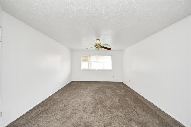 Building Photo - 13610 Piney Oaks Dr