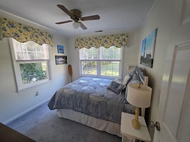 Building Photo - Beautiful 3 bedroom, 2 bath house with one car garage, located on Cummins Creek